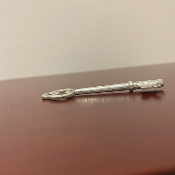 Sterling Silver Old Fashioned Key Replica Pendant with Iolite Stone - Picture 9 of 9